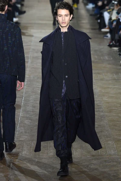 Look 16